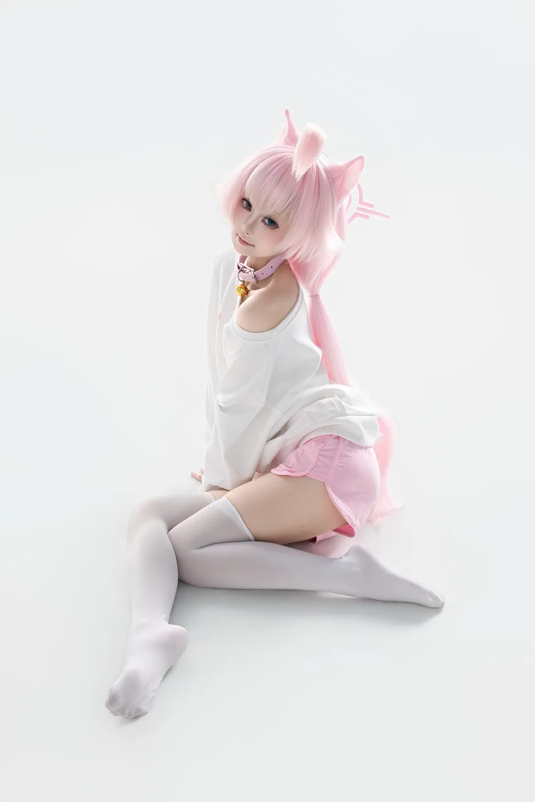 【小鸟游星野cos】蔚蓝档案猫娘白丝翘脚坐 - 第 2 张