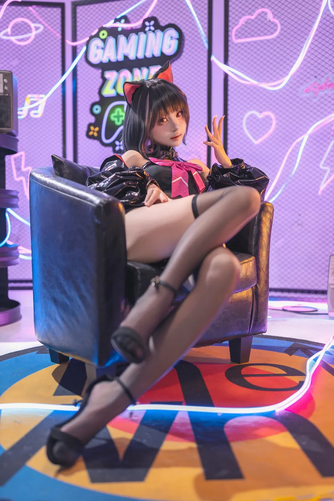 【杏山和纱cos】蔚蓝档案里的赛博电竞黑猫 - 第 1 张