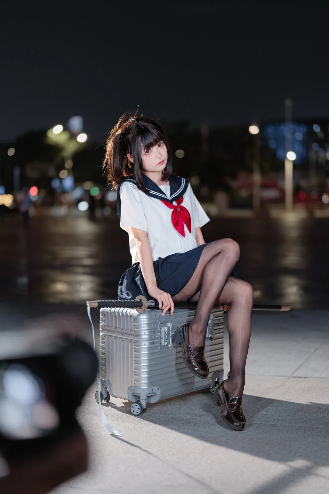 夜景JK制服与武士刀的街拍反差感 - 第 1 张