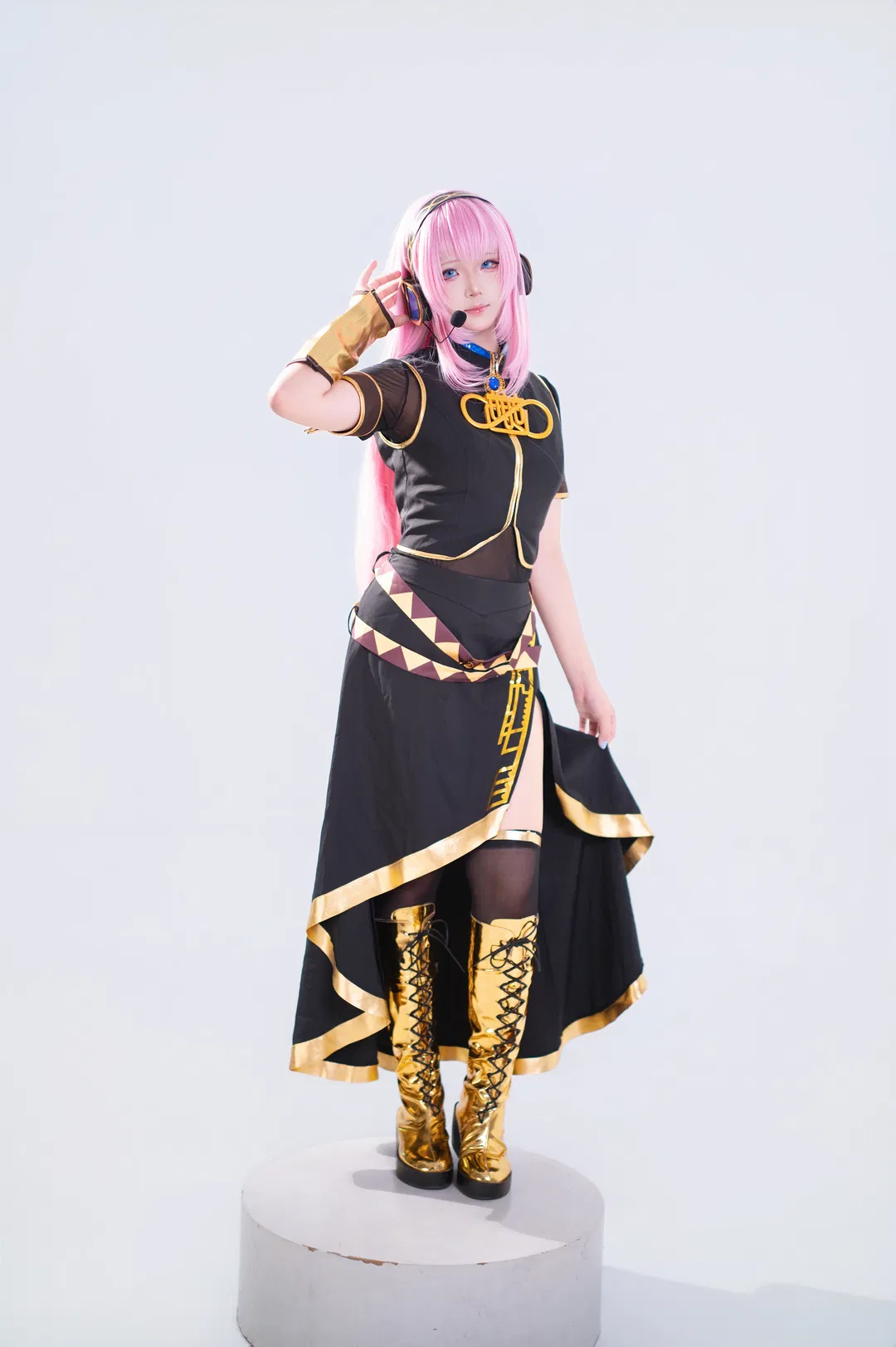 【巡音流歌cos】黑金打歌服，白棚超速出图 - 第 2 张