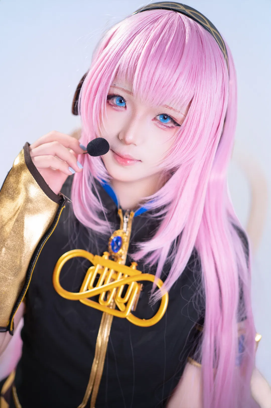 【巡音流歌cos】粉發藍瞳與黑金制服的棚拍記錄 - 第 1 張