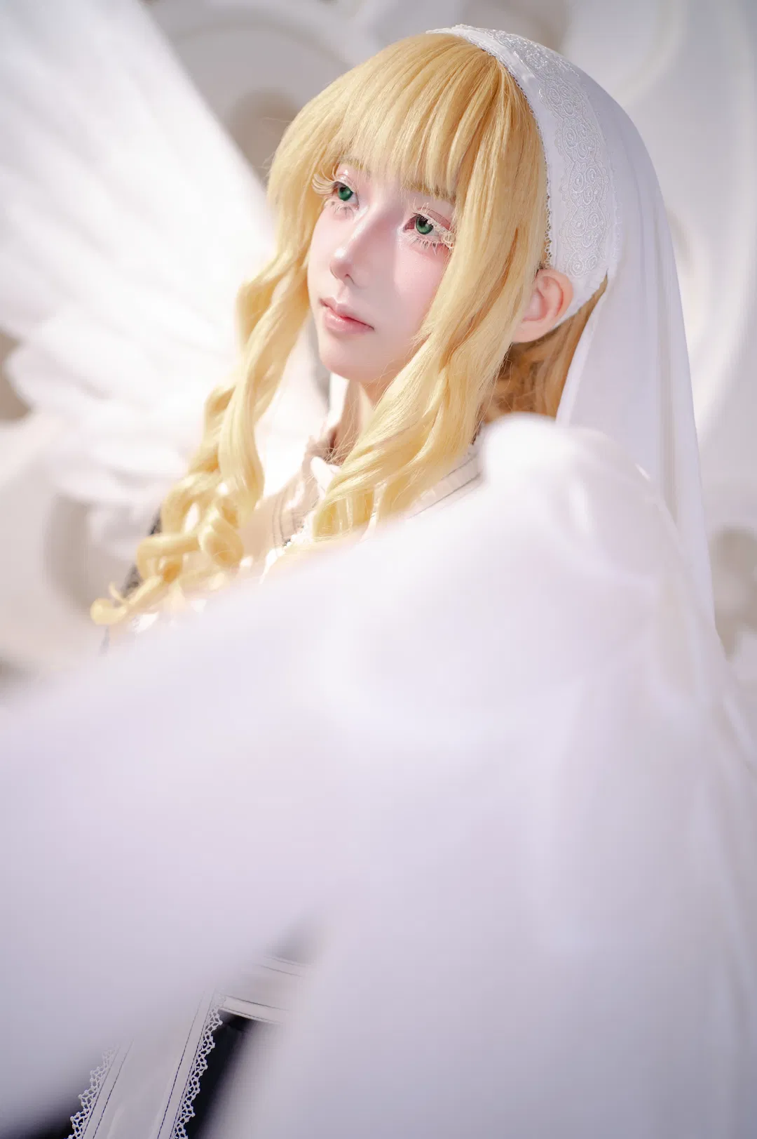 【菲比cos】我在惊悚游戏封神 圣光下的白鸽与祈祷 - 第 1 张