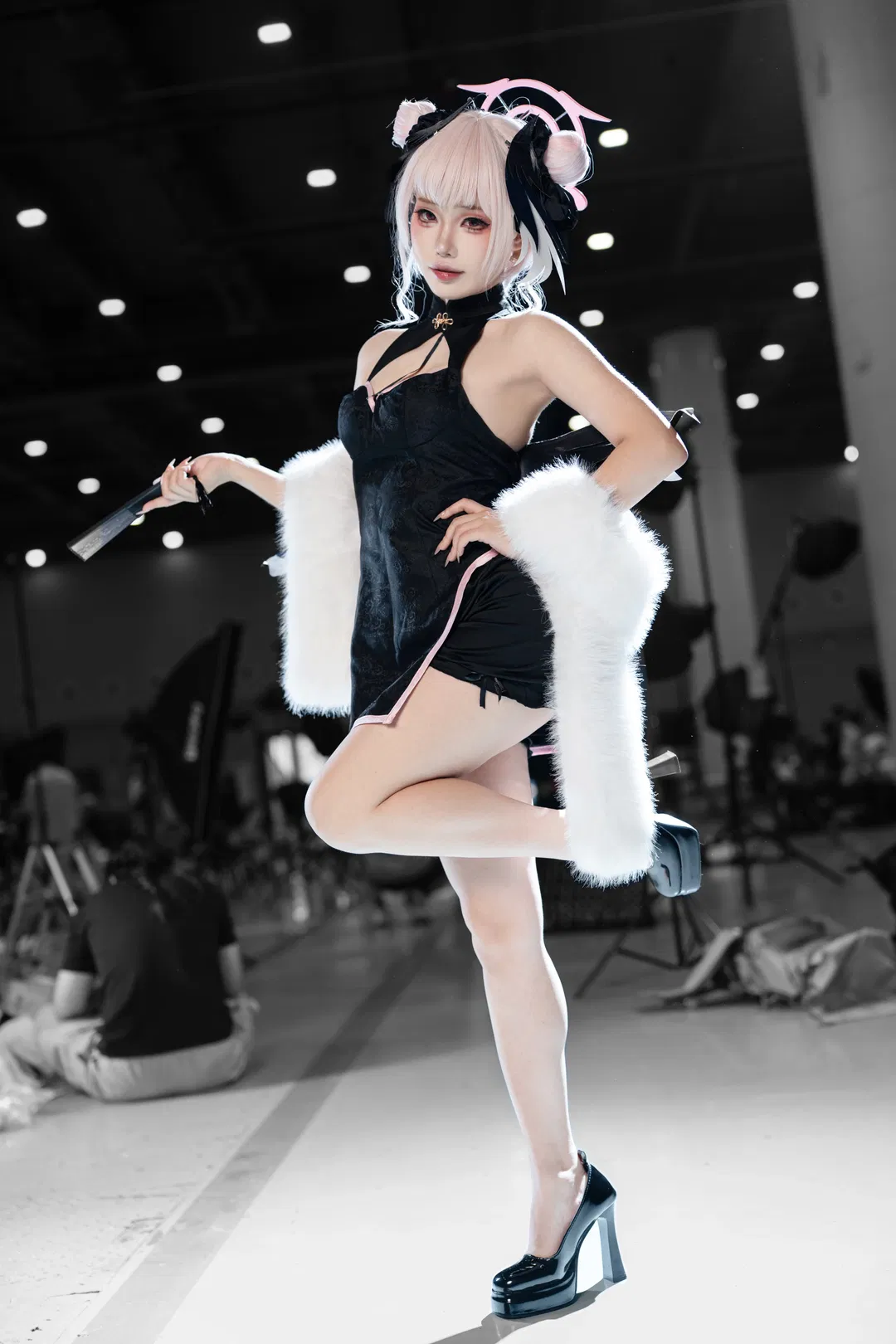 【下江小春cos】黑色旗袍与白毛绒披肩的漫展拍摄记录