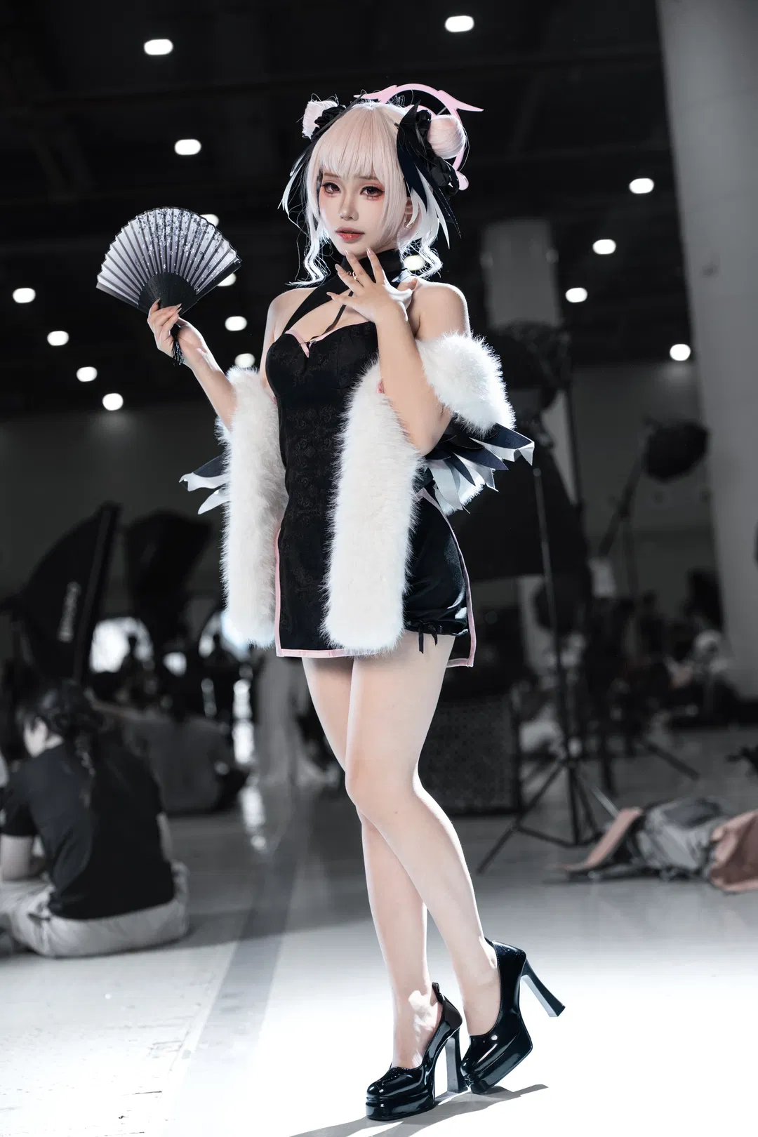 【下江小春cos】黑色旗袍与白毛绒披肩的漫展拍摄记录 - 第 3 张