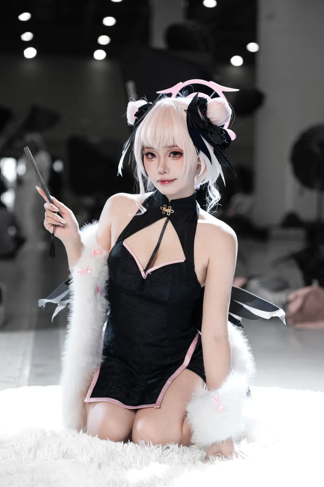 【下江小春cos】黑色旗袍与白毛绒披肩的漫展拍摄记录 - 第 4 张