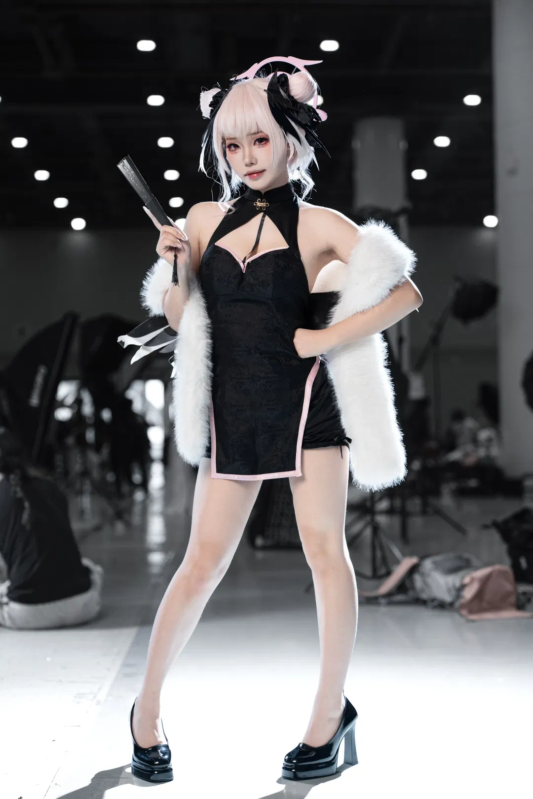 【下江小春cos】黑色旗袍与白毛绒披肩的漫展拍摄记录 - 第 6 张