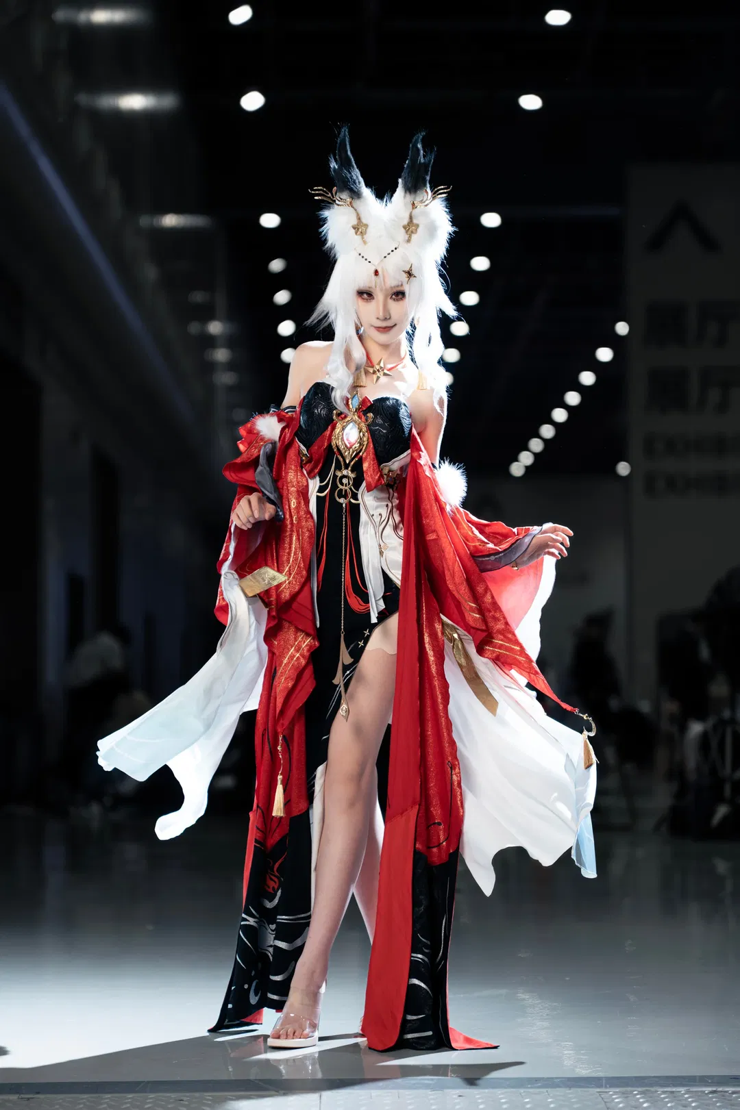 【心月狐cos】鸣潮漫展场照，捕捉光影中的红白交织 - 第 1 张