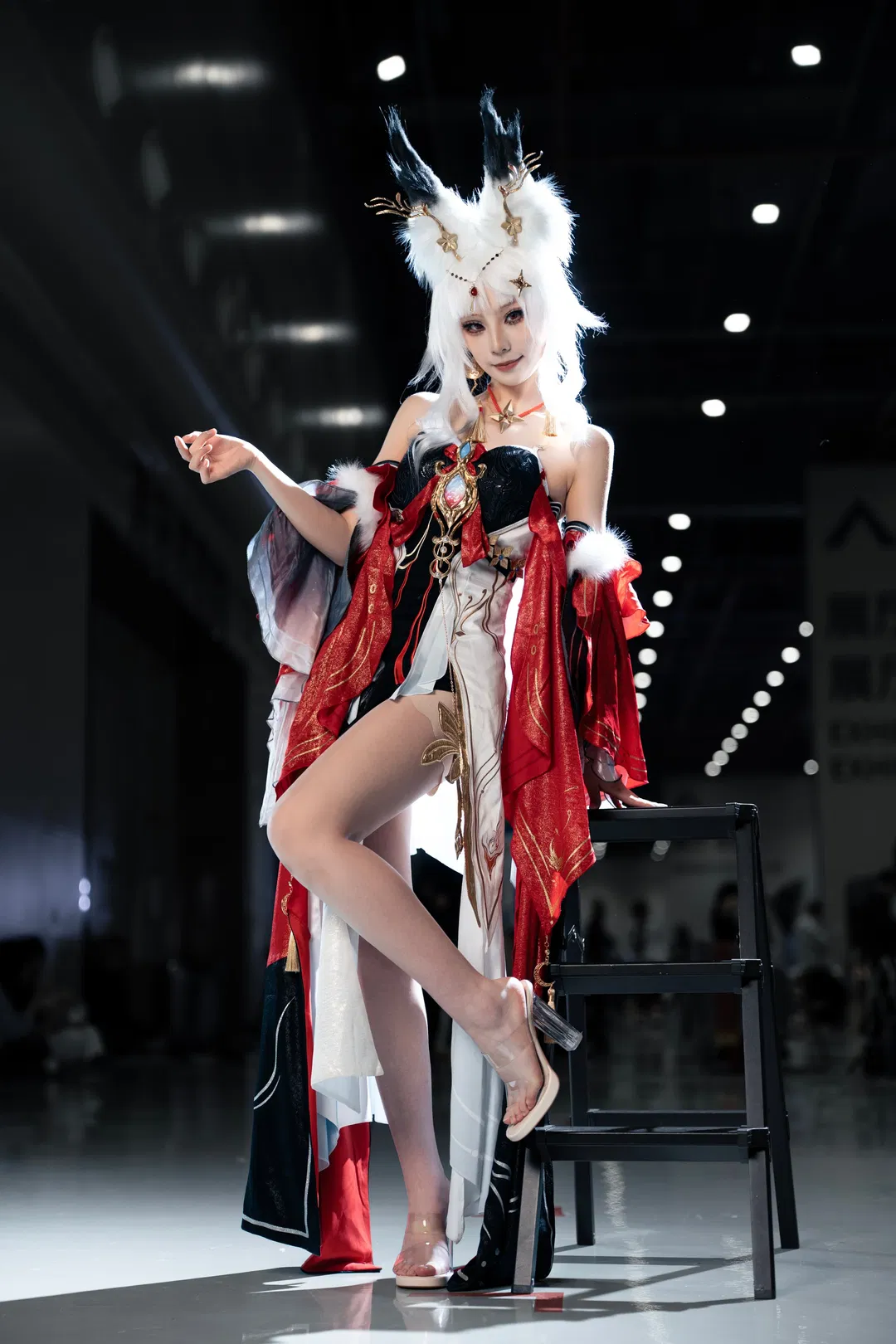 【心月狐cos】鸣潮漫展场照，捕捉光影中的红白交织 - 第 2 张