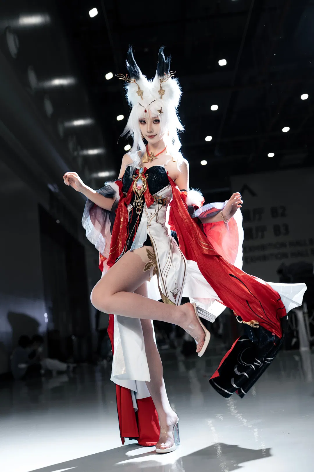 【心月狐cos】鸣潮漫展场照，捕捉光影中的红白交织 - 第 3 张