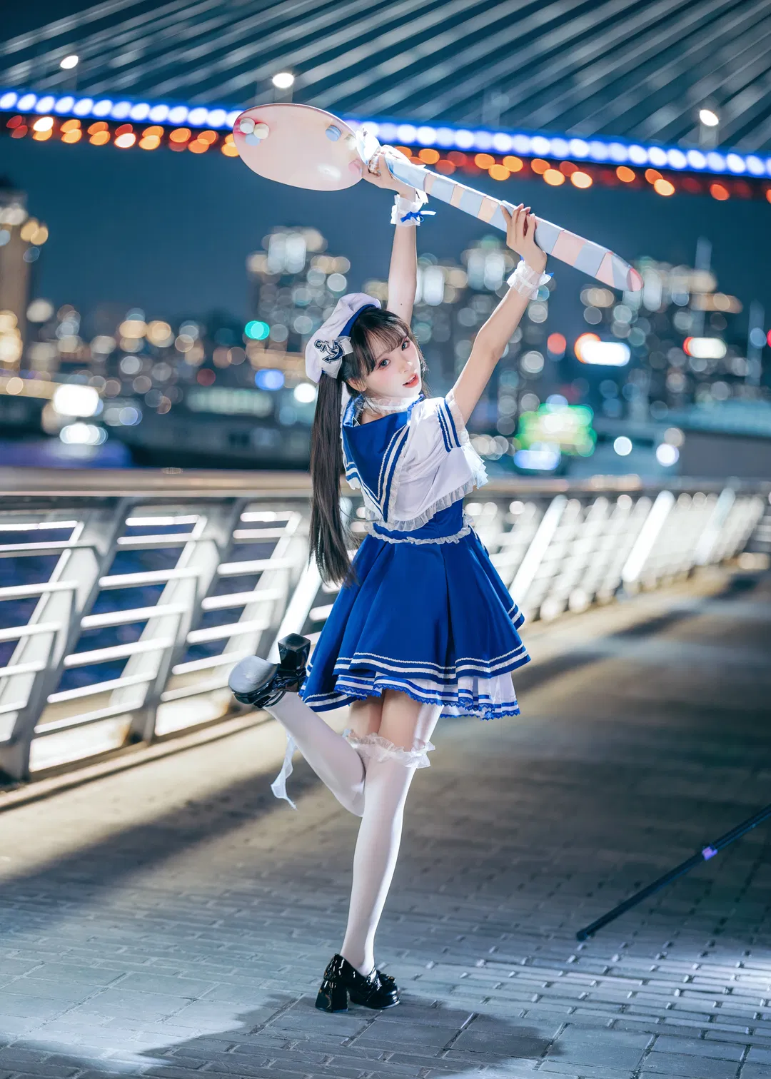江風與夜燈，這套藍白水手風打歌服太讓人頭禿了 - 第 1 張