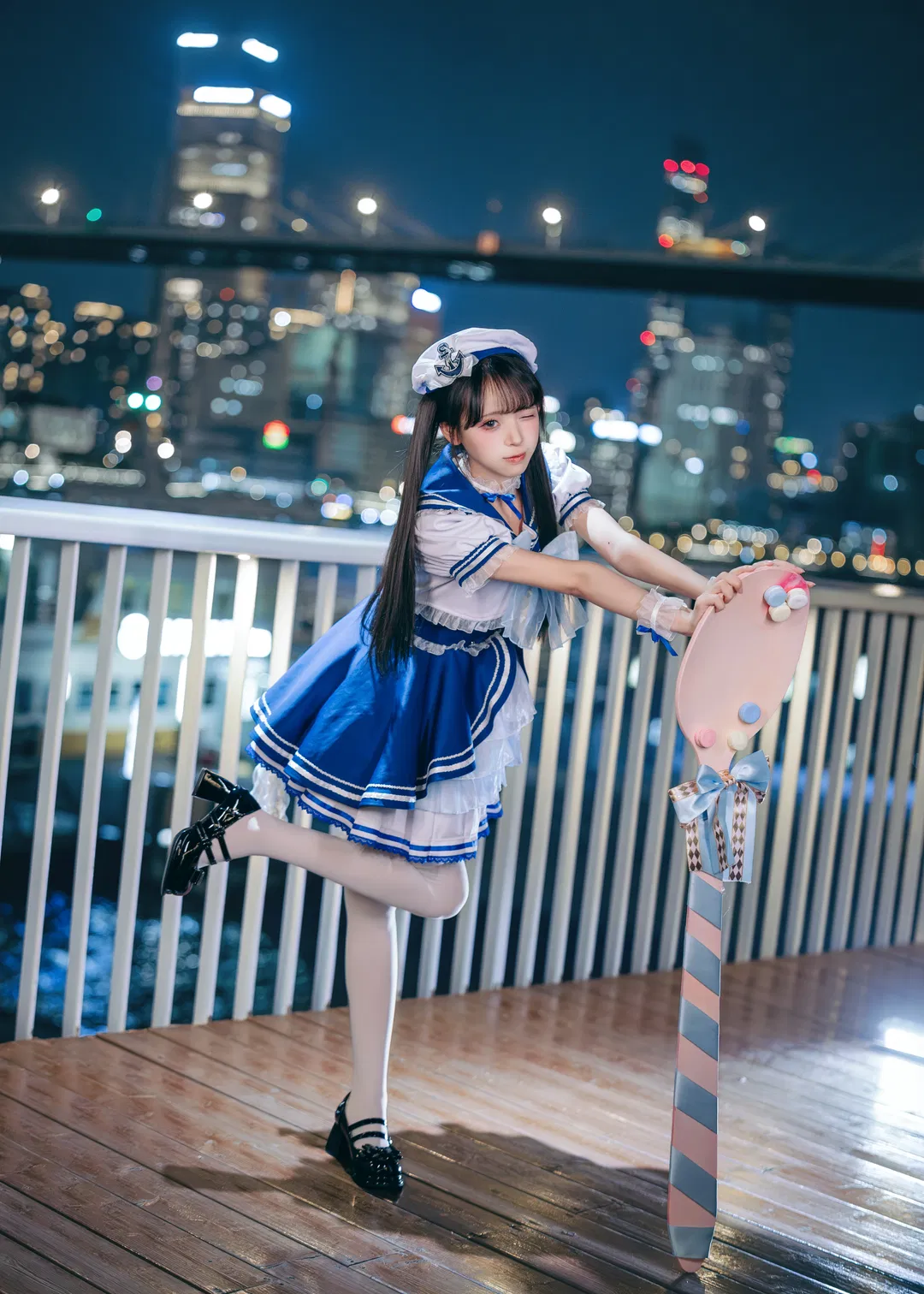 江風與夜燈，這套藍白水手風打歌服太讓人頭禿了 - 第 2 張