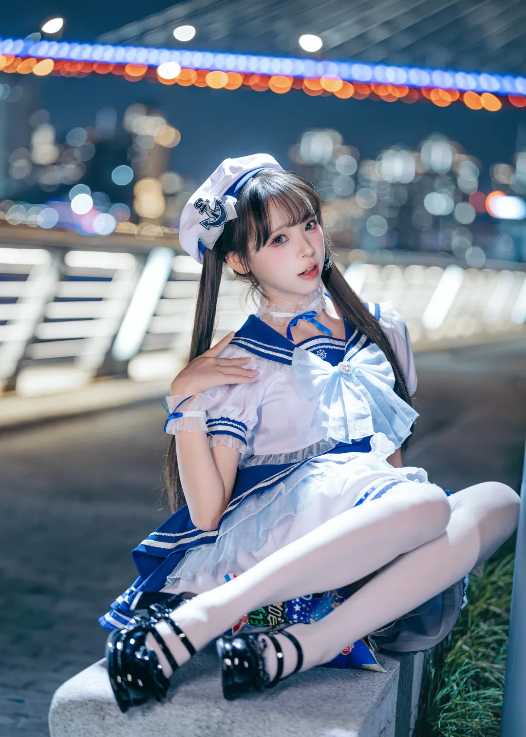 江風與夜燈，這套藍白水手風打歌服太讓人頭禿了 - 第 3 張