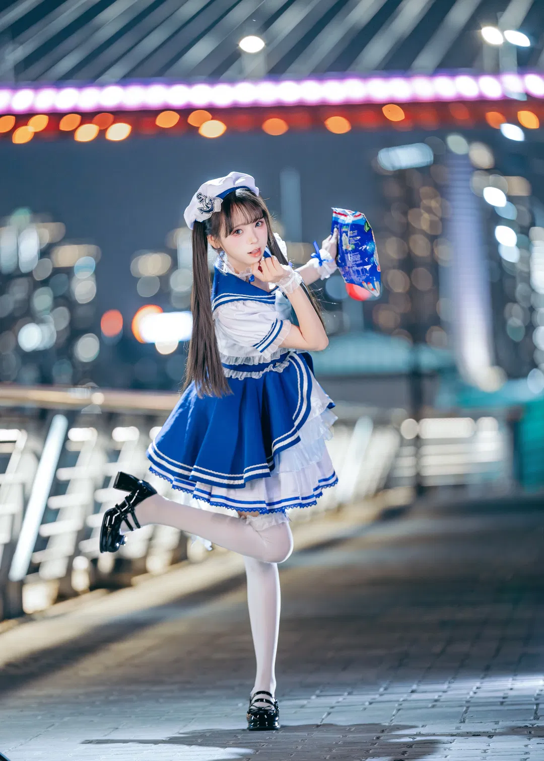 江風與夜燈，這套藍白水手風打歌服太讓人頭禿了 - 第 4 張