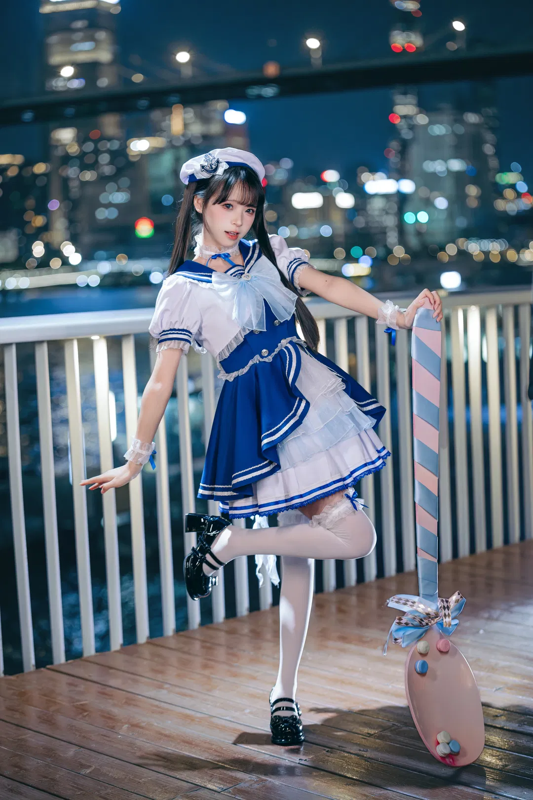 江風與夜燈，這套藍白水手風打歌服太讓人頭禿了 - 第 5 張