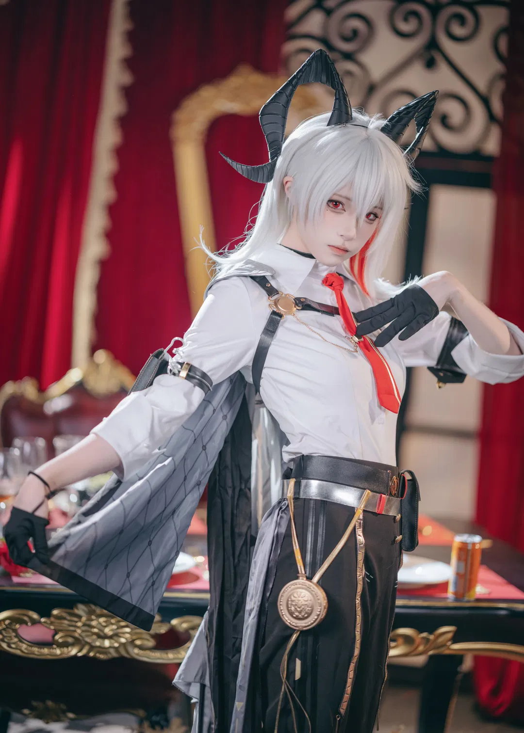 【赞妮cos】鸣潮加班御姐的棚拍空间感挑战 - 第 1 张