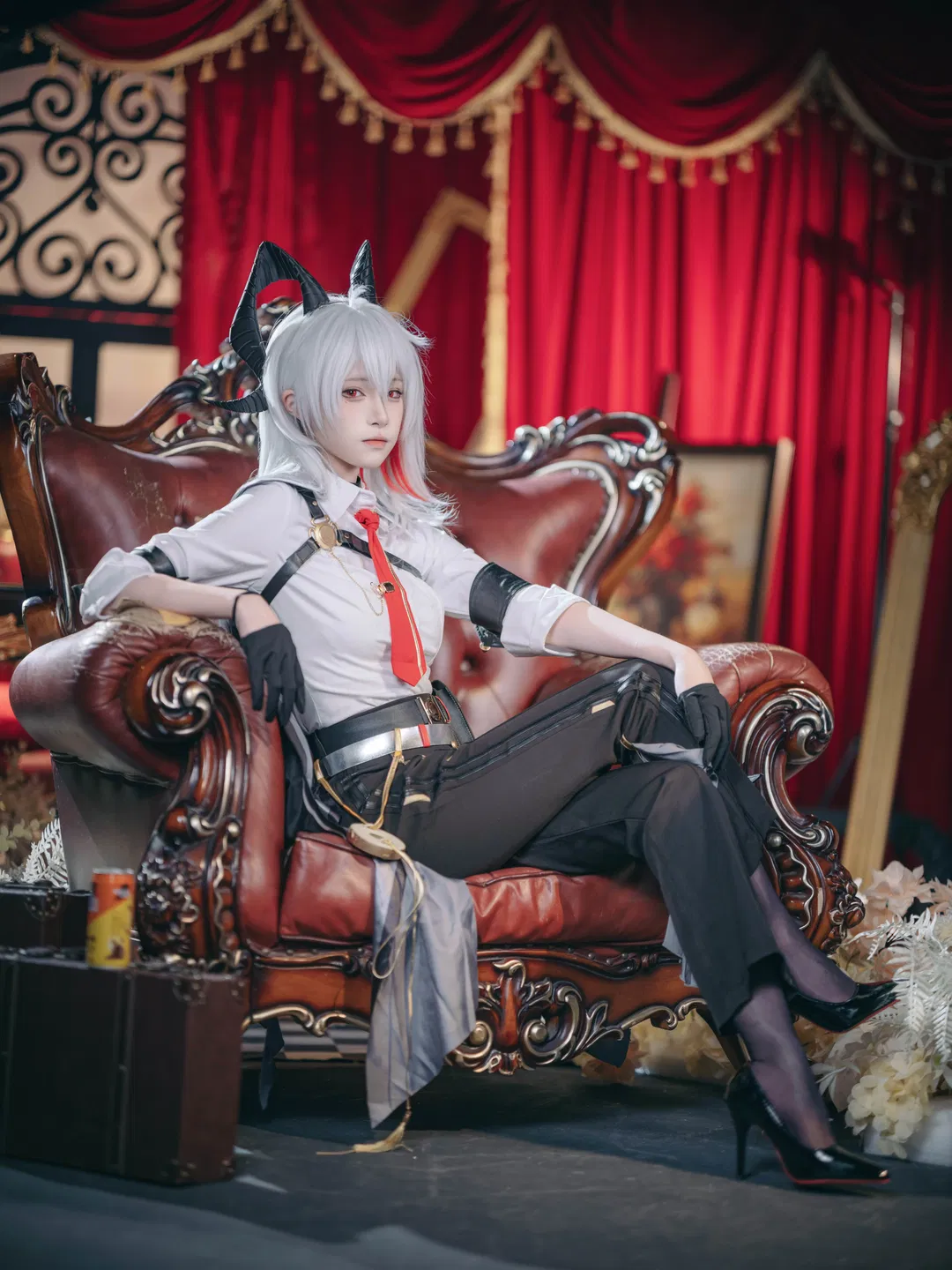 【赞妮cos】鸣潮加班御姐的棚拍空间感挑战 - 第 2 张