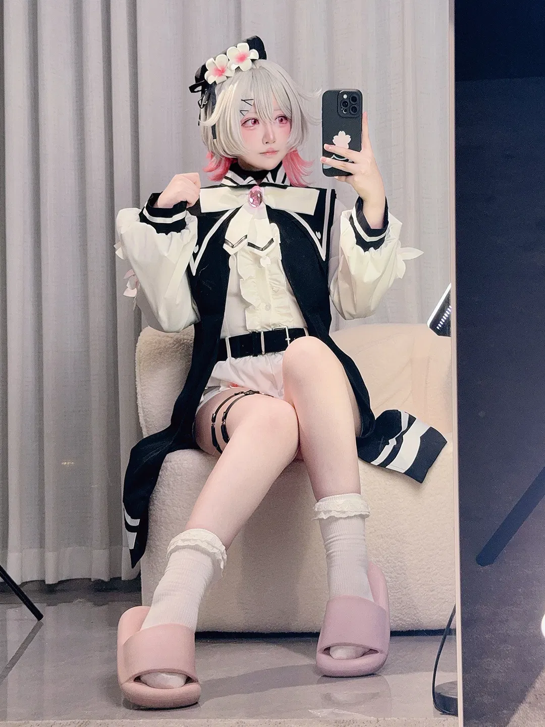 【樱羽艾玛cos】魔法少女的魔女审判黑白洋装造型 - 第 1 张
