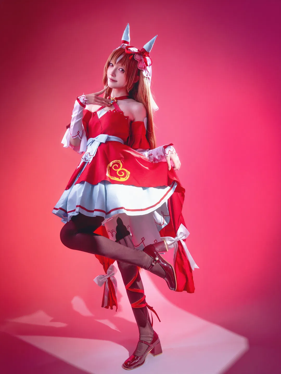 【愛如往昔cos】賽馬娘紅白裙裝的靈動瞬間 - 第 2 張