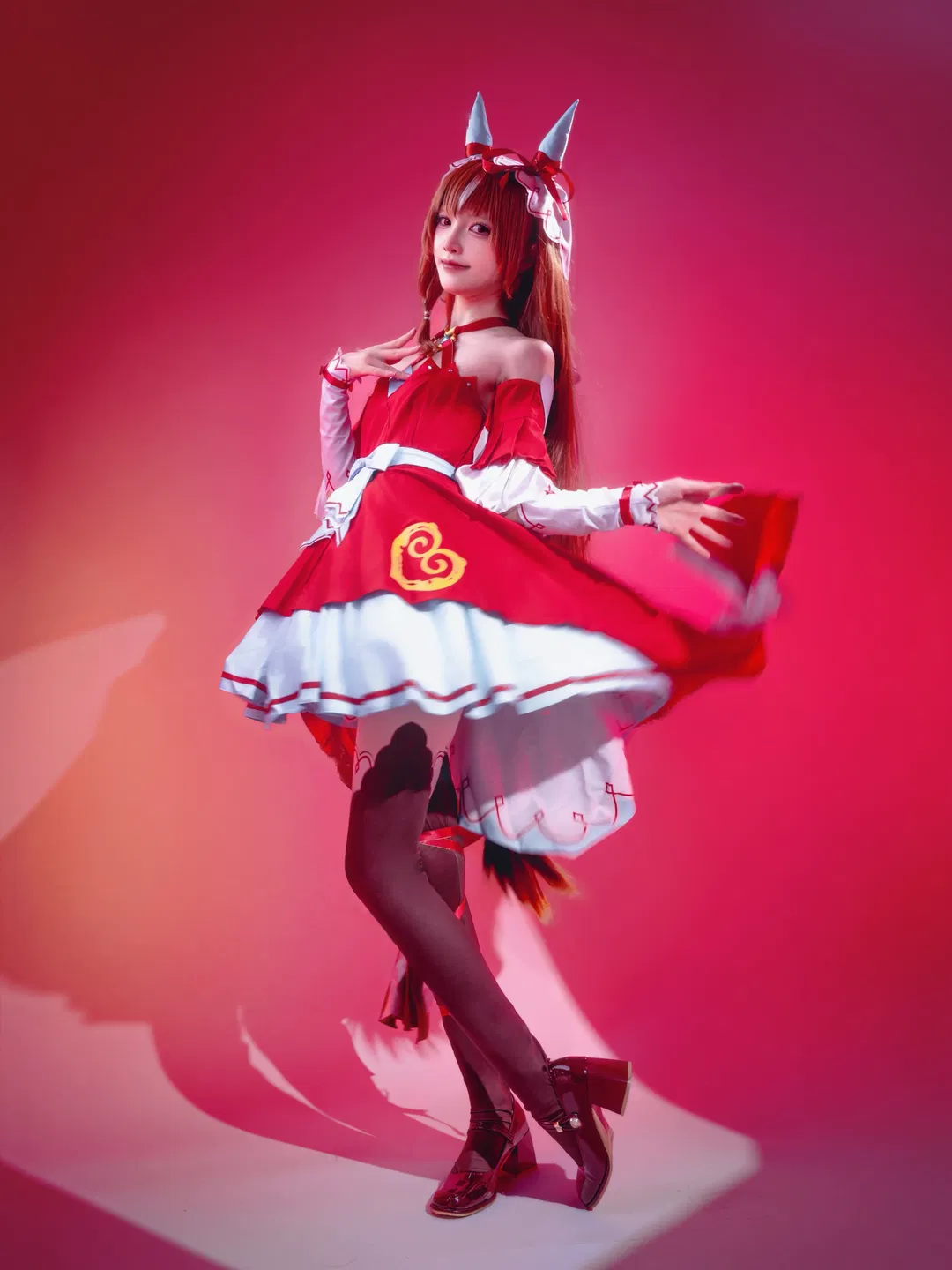 【愛如往昔cos】賽馬娘紅白裙裝的靈動瞬間 - 第 3 張