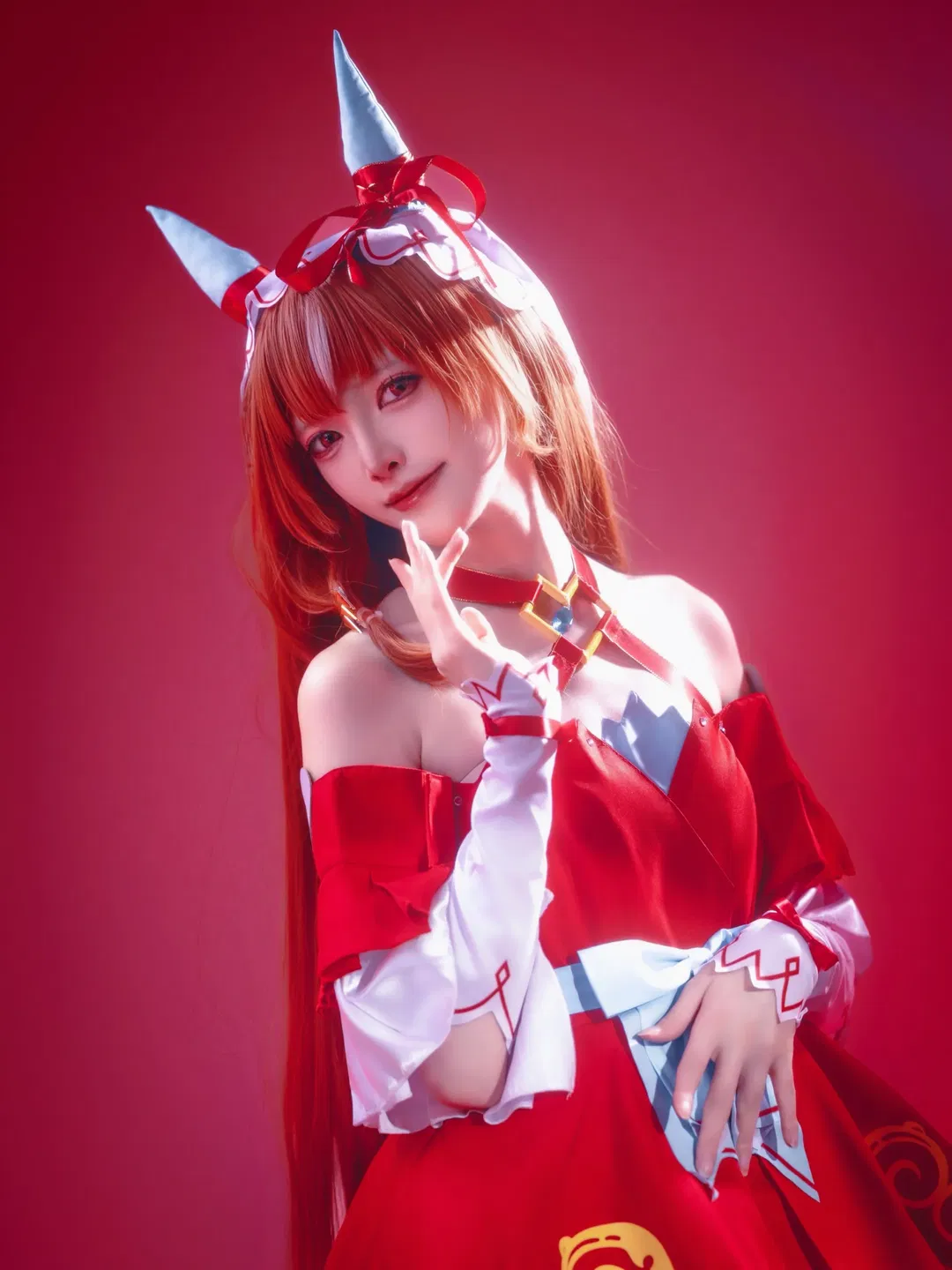 【愛如往昔cos】賽馬娘紅白裙裝的靈動瞬間 - 第 4 張