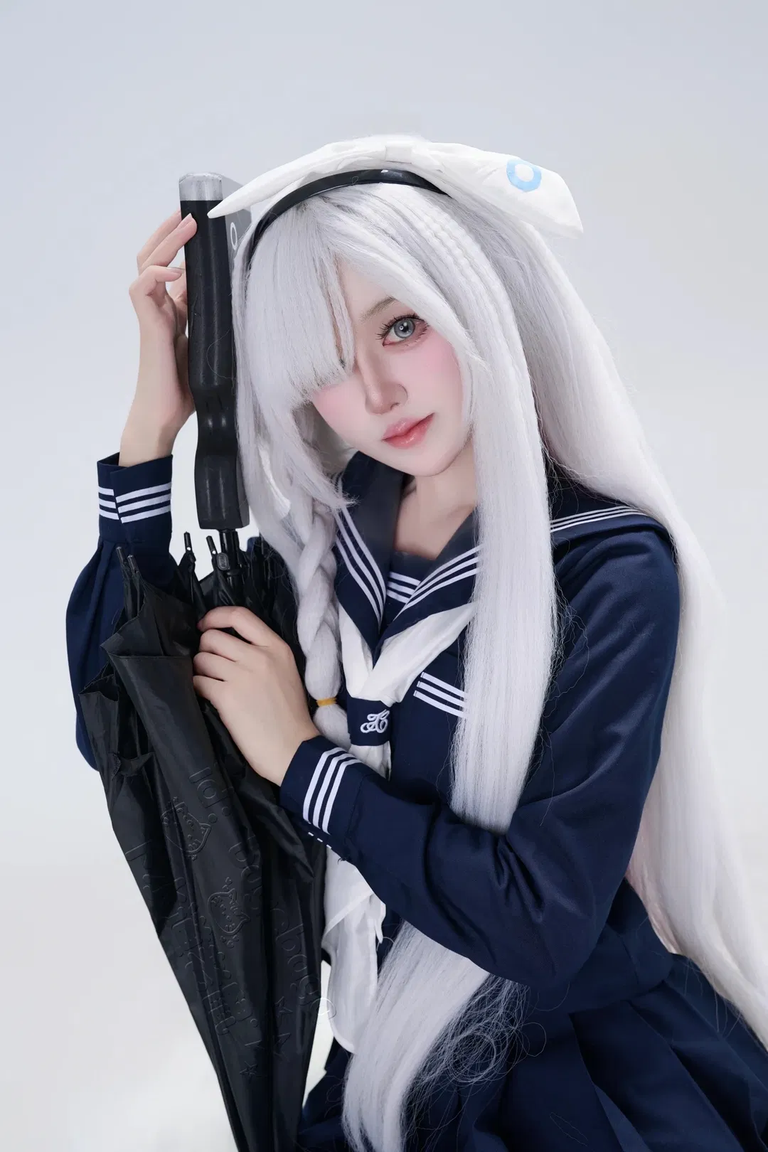 【普拉娜cos】蔚蓝档案的静谧时刻，撑着黑伞的水手服少女 - 第 2 张