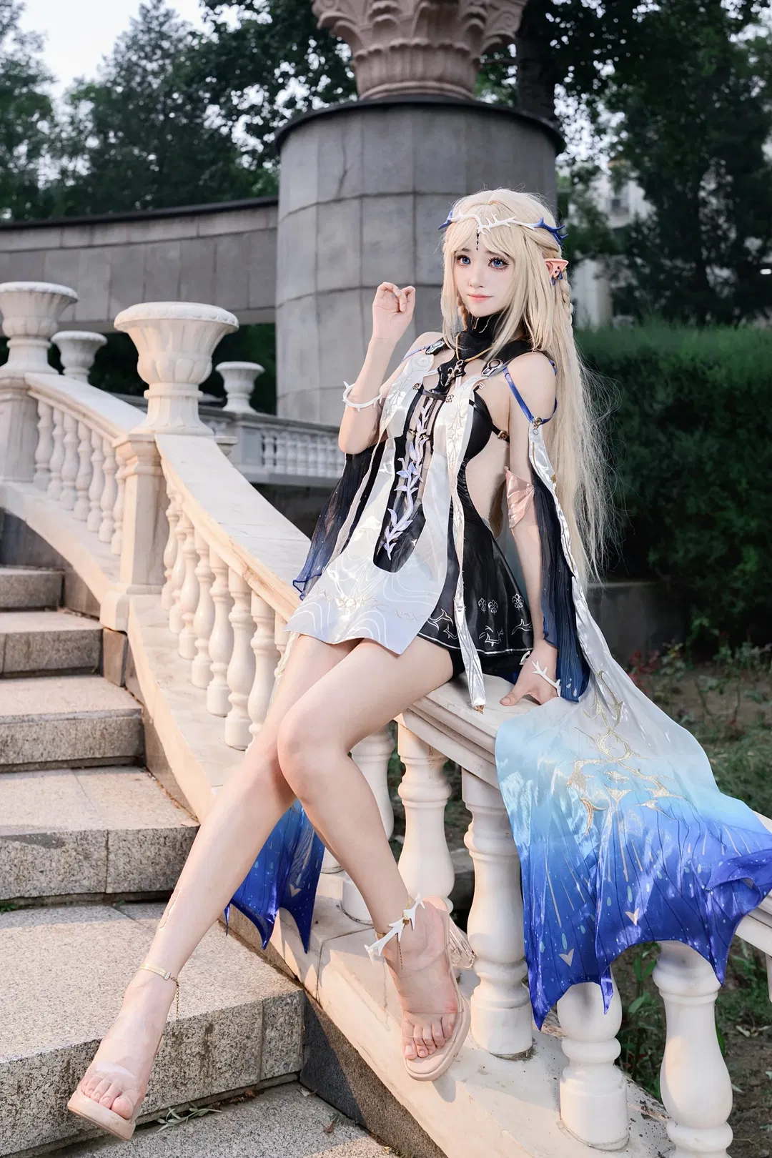 【卡提希婭cos】鳴潮的劍與誓約，黑白藍交織的奇幻光影 - 第 1 張
