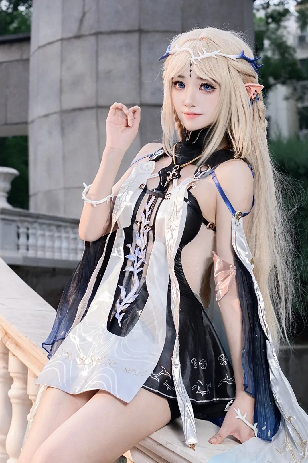 【卡提希婭cos】鳴潮的劍與誓約，黑白藍交織的奇幻光影 - 第 2 張