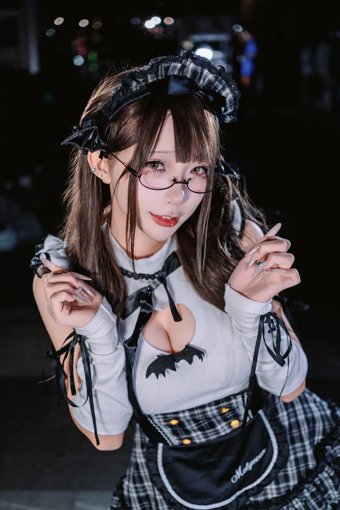 夜拍哥特女僕裝，黑白格紋與亮面黑絲的二次元穿搭記錄 - 第 3 張