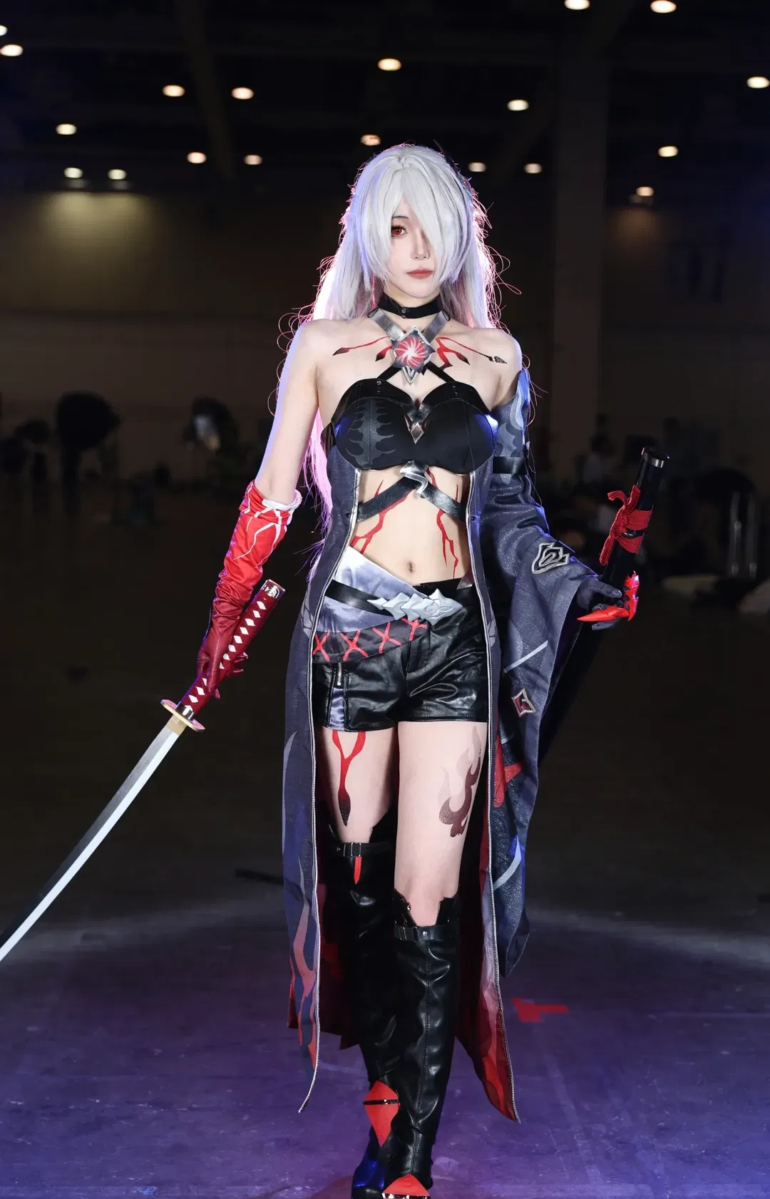 【黄泉cos】崩坏星穹铁道漫展场照，拔刀瞬间的压迫感拉满 - 第 3 张