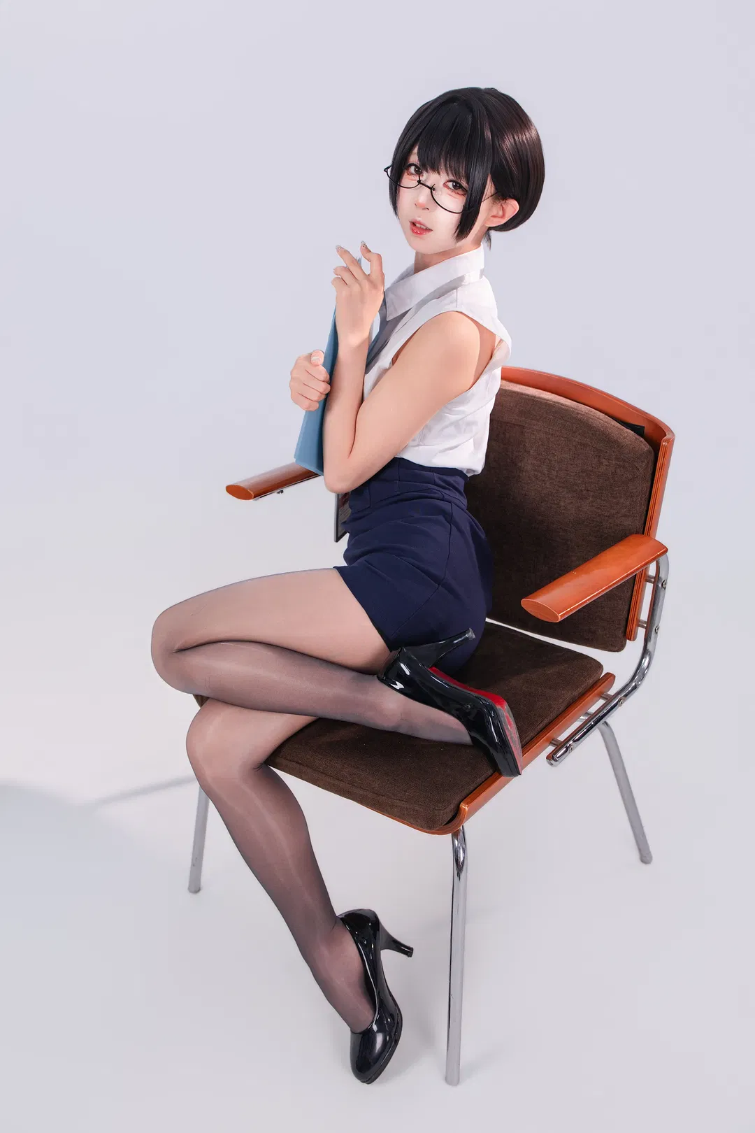 偷懒秘书的职场白领制服cosplay日常 - 第 2 张