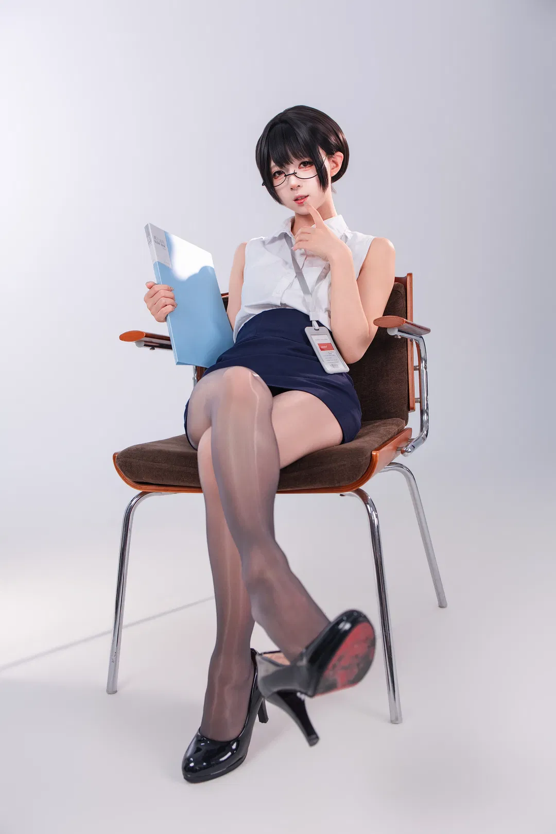偷懒秘书的职场白领制服cosplay日常 - 第 4 张