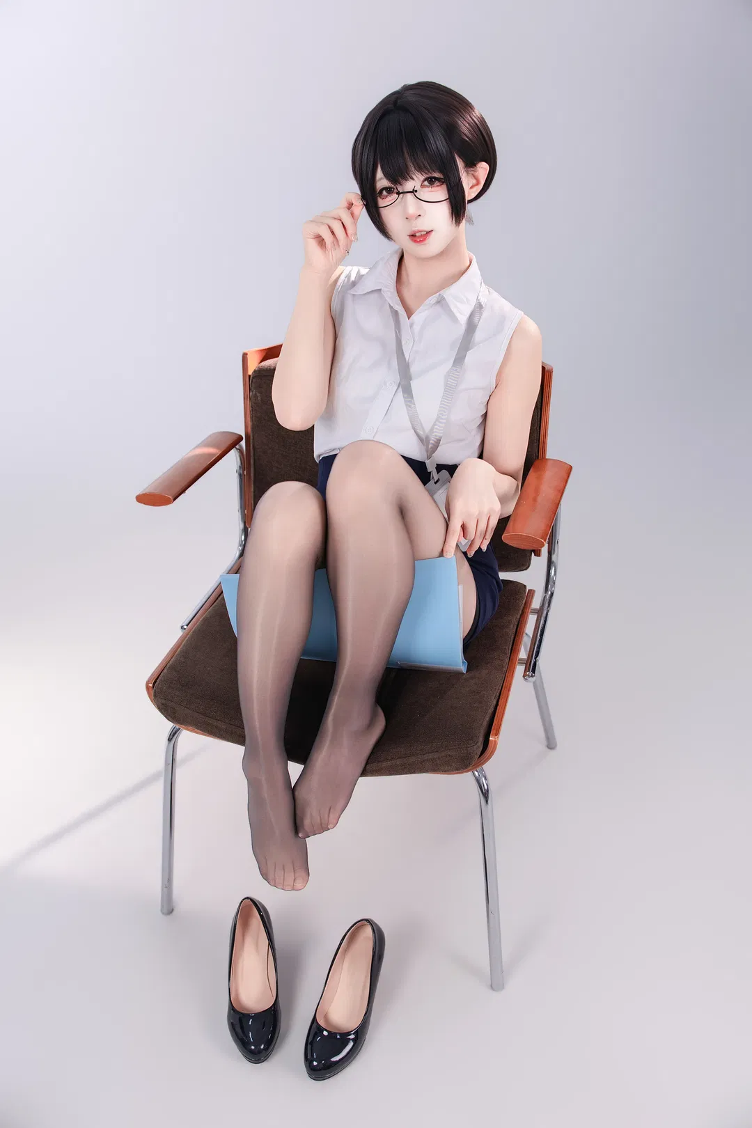 白棚调色下的职场小秘书制服cos - 第 1 张