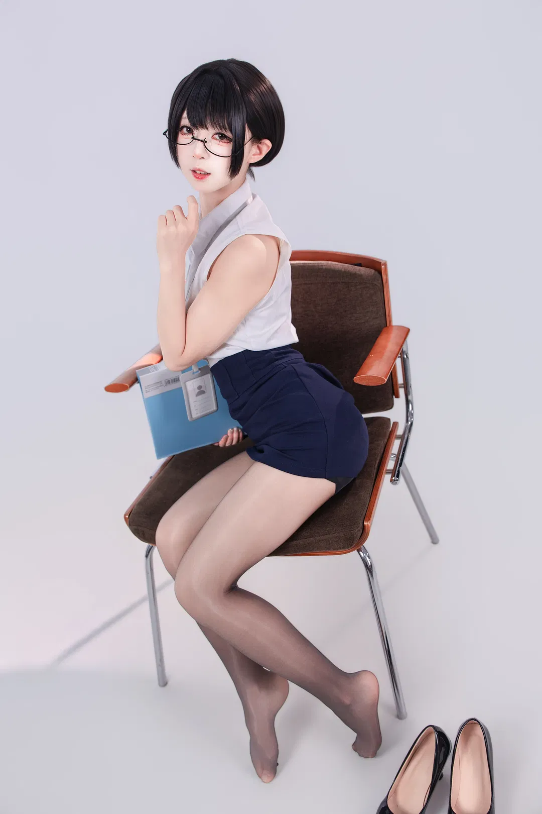 白棚调色下的职场小秘书制服cos - 第 3 张