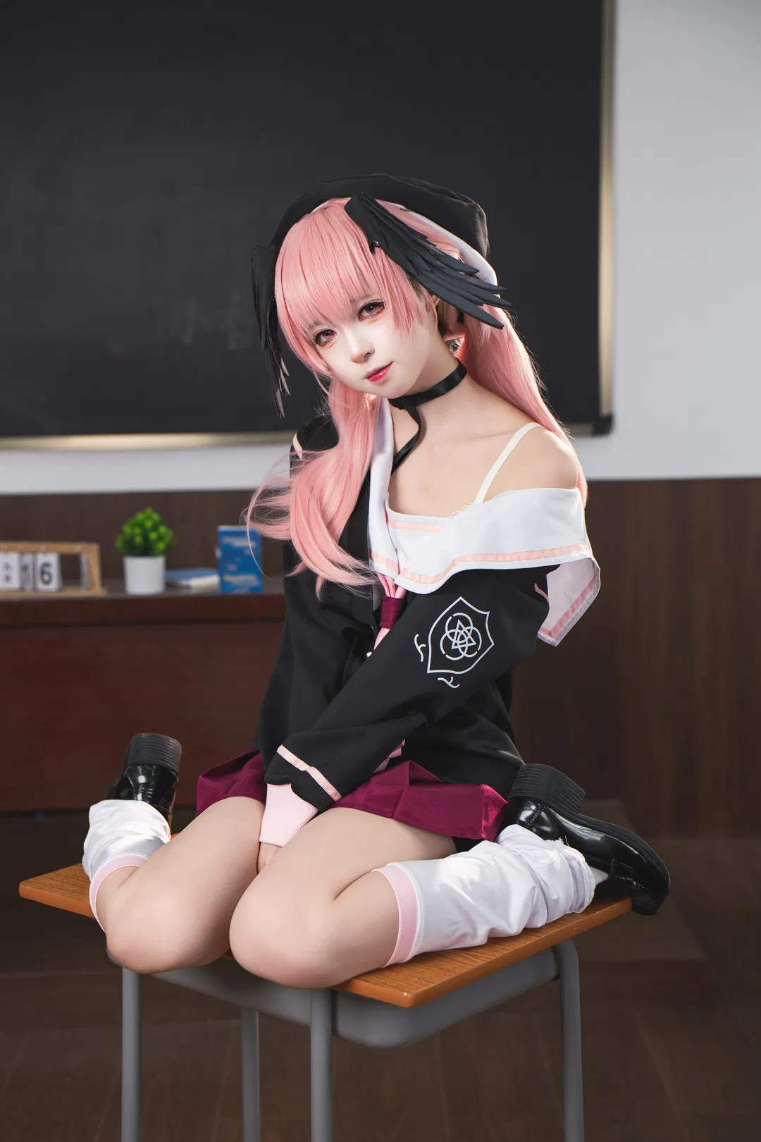 【下江小春cos】蔚蓝档案教室场景，粉色长发与露肩水手服的可爱还原 - 第 2 张