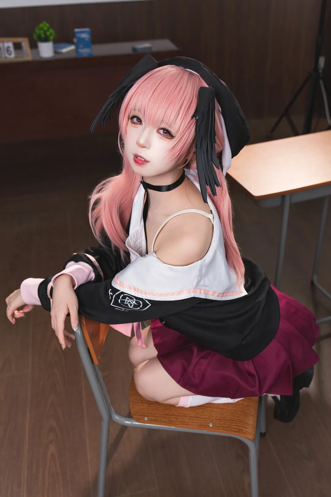 【下江小春cos】蔚蓝档案教室场景，粉色长发与露肩水手服的可爱还原 - 第 4 张