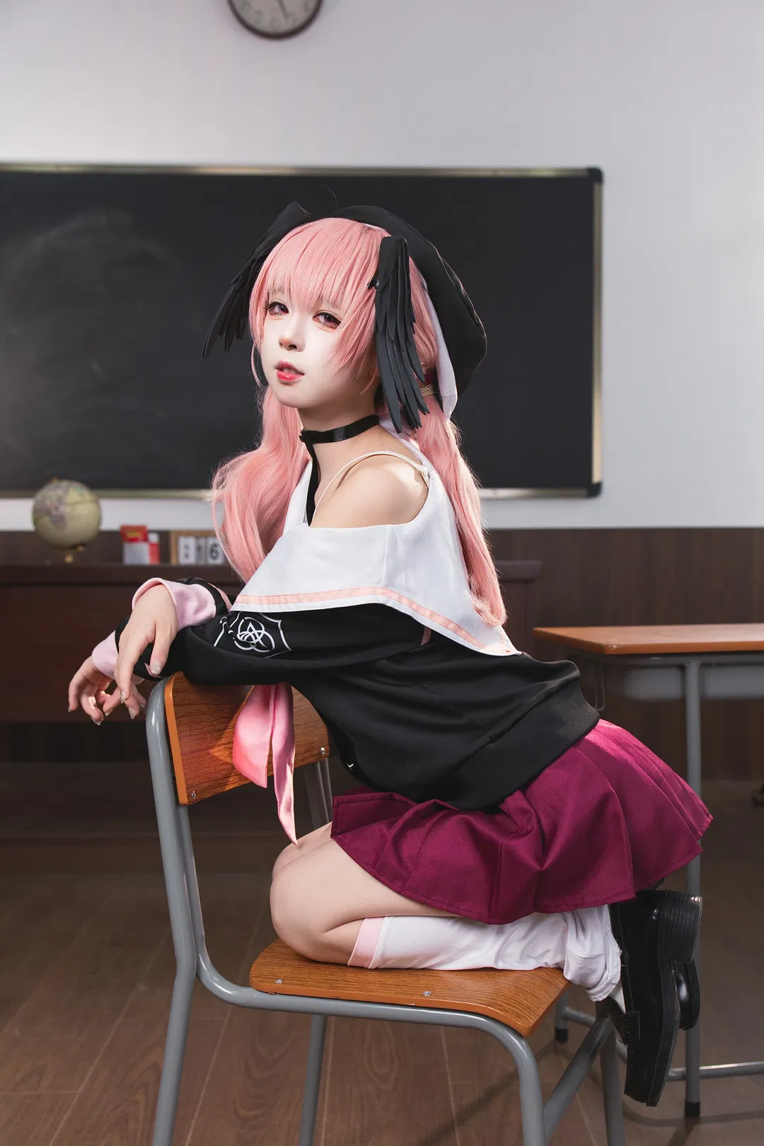 【下江小春cos】蔚蓝档案教室场景，粉色长发与露肩水手服的可爱还原 - 第 5 张