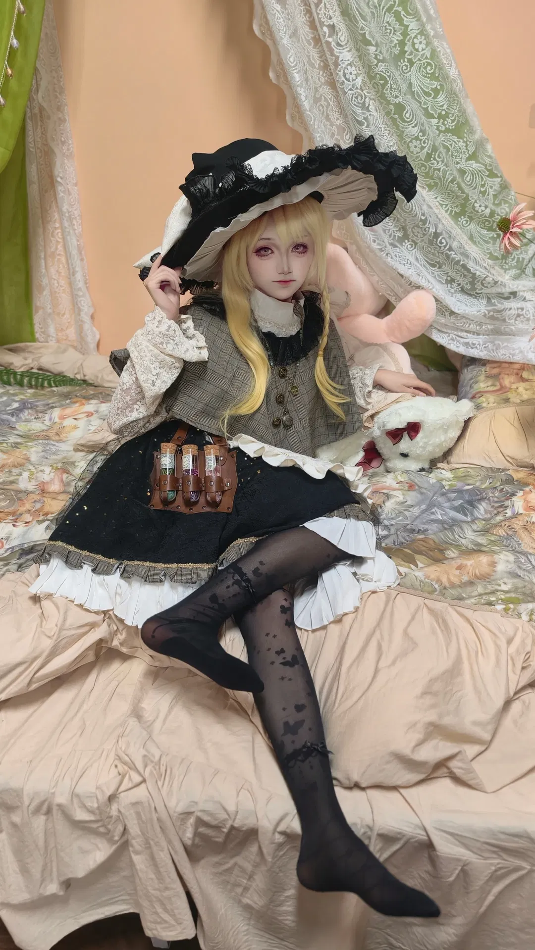 【雾雨魔理沙cos】东方project的魔法使，穿着洛丽塔在床边发呆 - 第 1 张