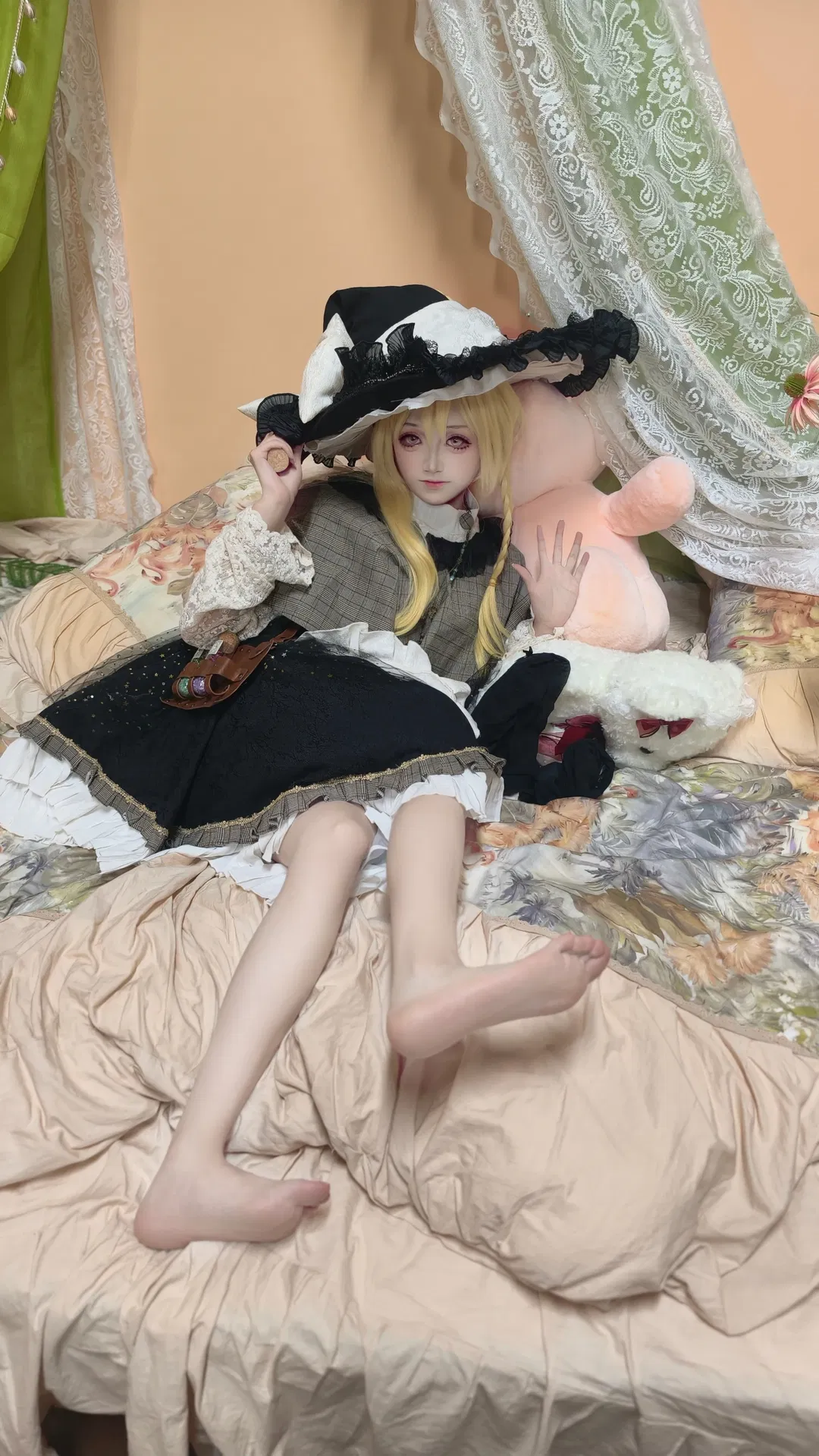 【雾雨魔理沙cos】东方project的魔法使，穿着洛丽塔在床边发呆 - 第 2 张