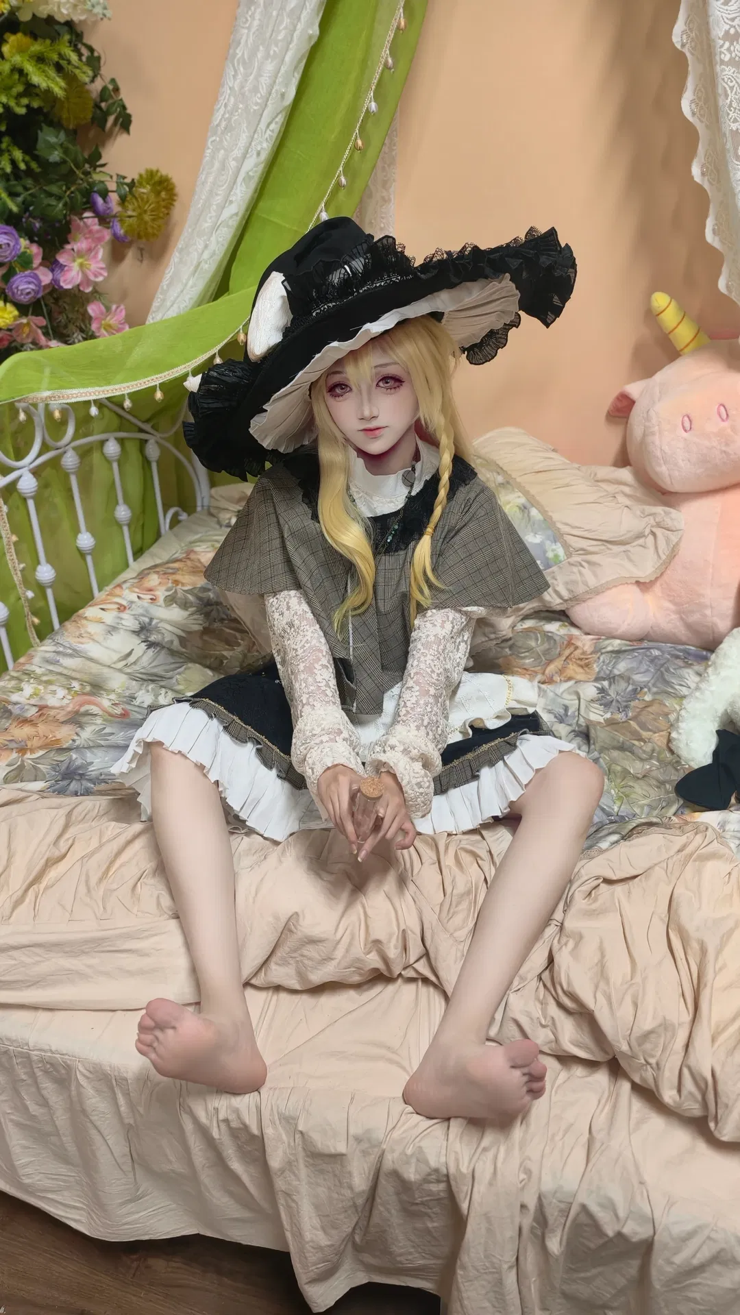 【雾雨魔理沙cos】东方project的魔法使，穿着洛丽塔在床边发呆 - 第 3 张