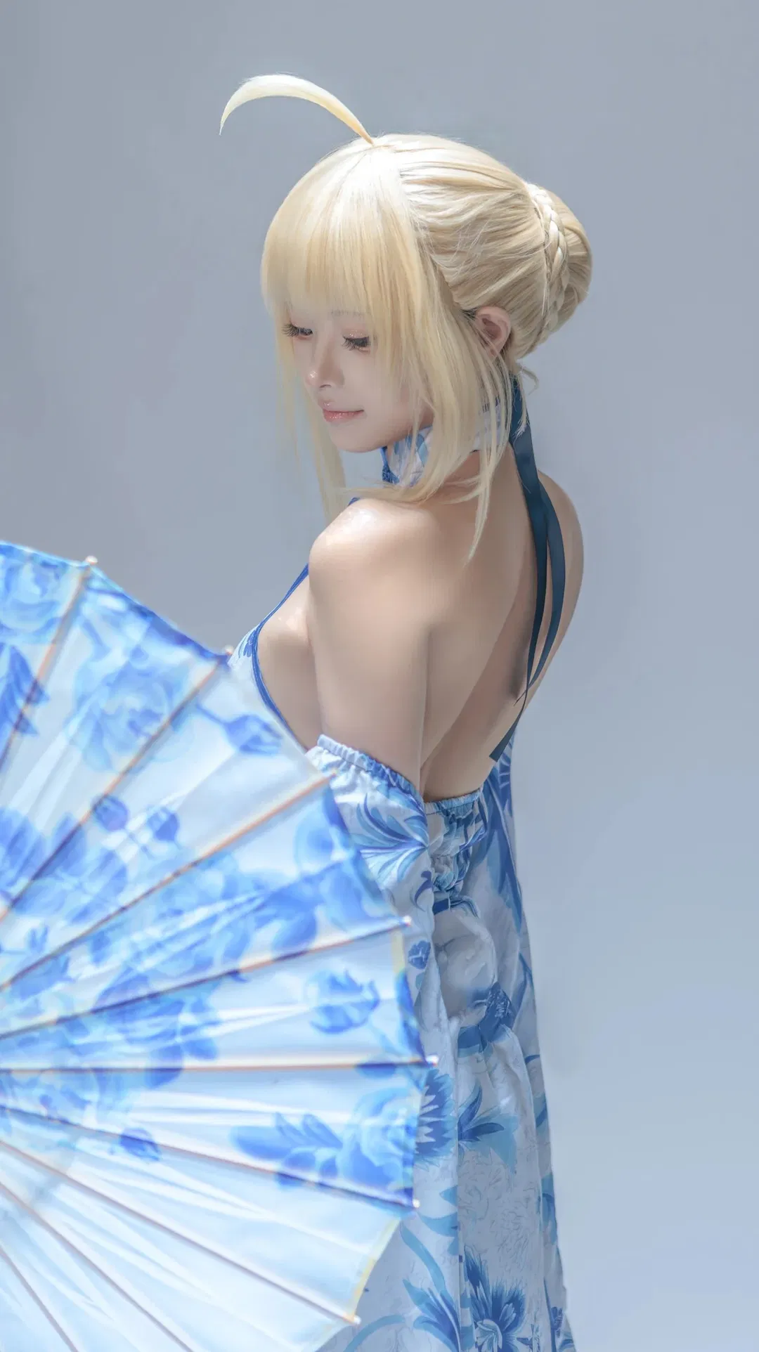 青花瓷Saber cos，蓝白国风的视觉碰撞 - 第 1 张
