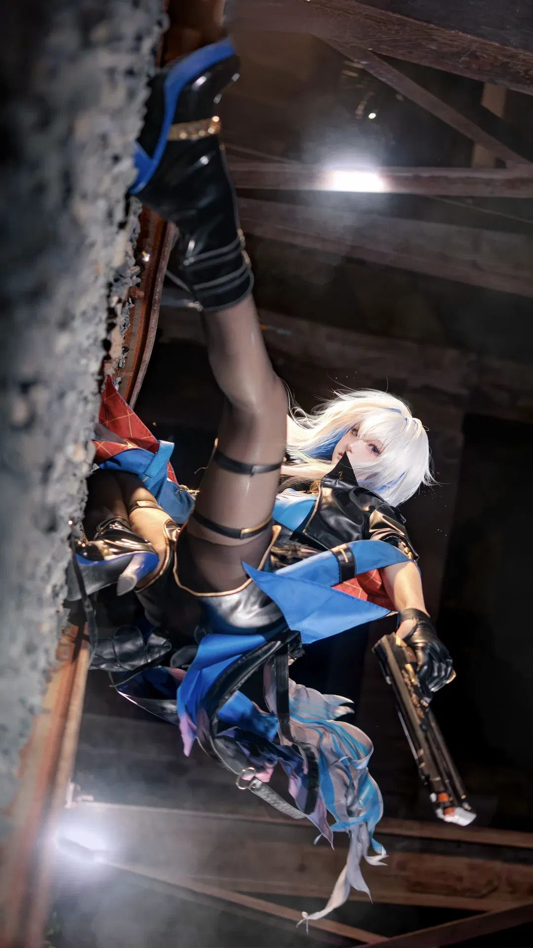 【嘉贝莉娜cos】铁轨上的双枪废土风，黑丝皮衣的冷酷狙击 - 第 1 张
