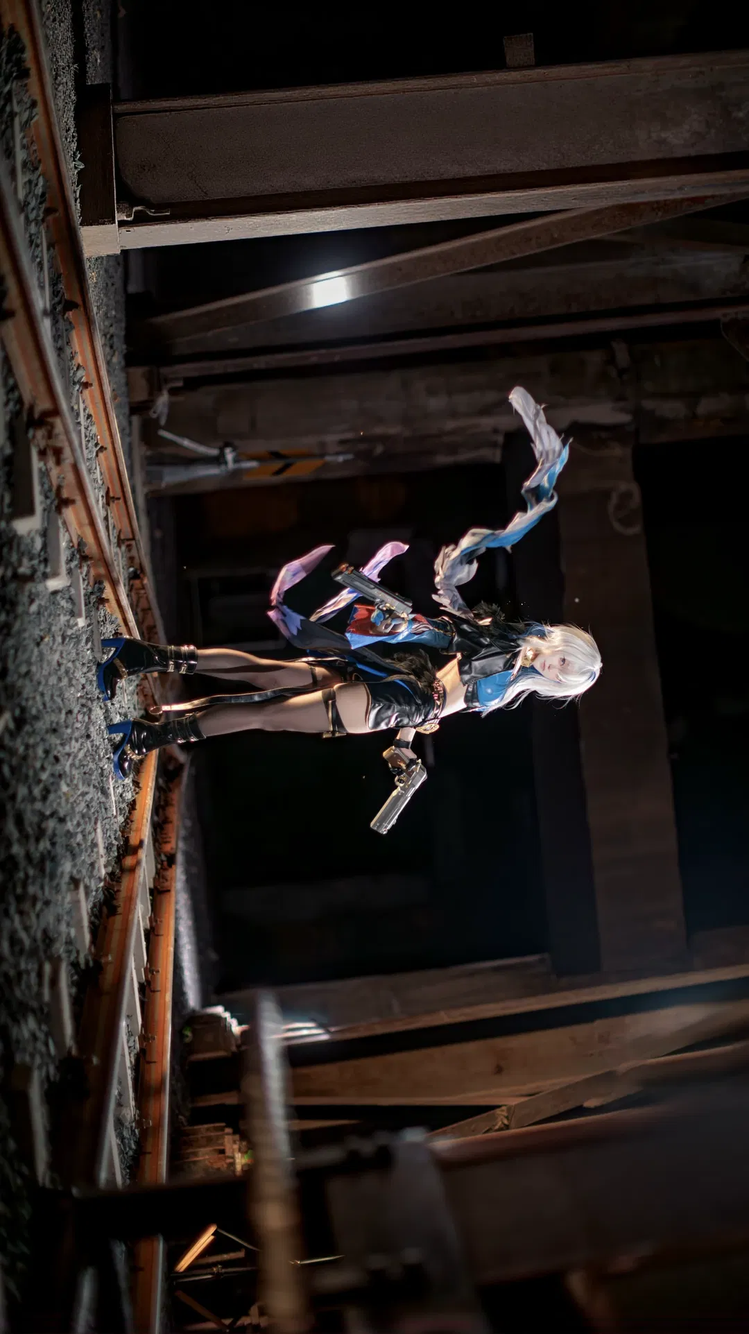 【嘉贝莉娜cos】铁轨上的双枪废土风，黑丝皮衣的冷酷狙击 - 第 3 张