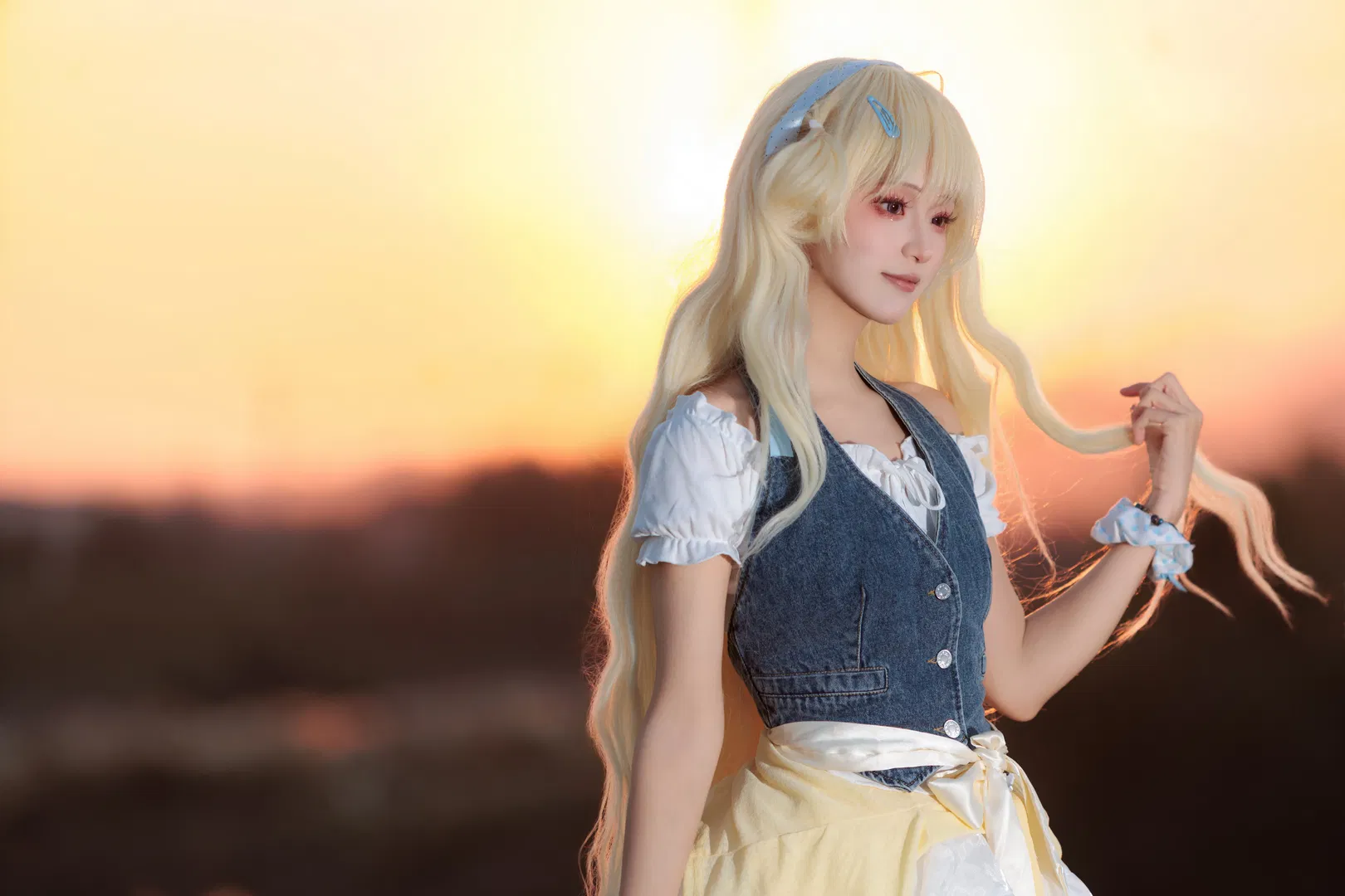 【菲比cos】鳴潮田園風少女，夕陽下的微風與花海 - 第 4 張