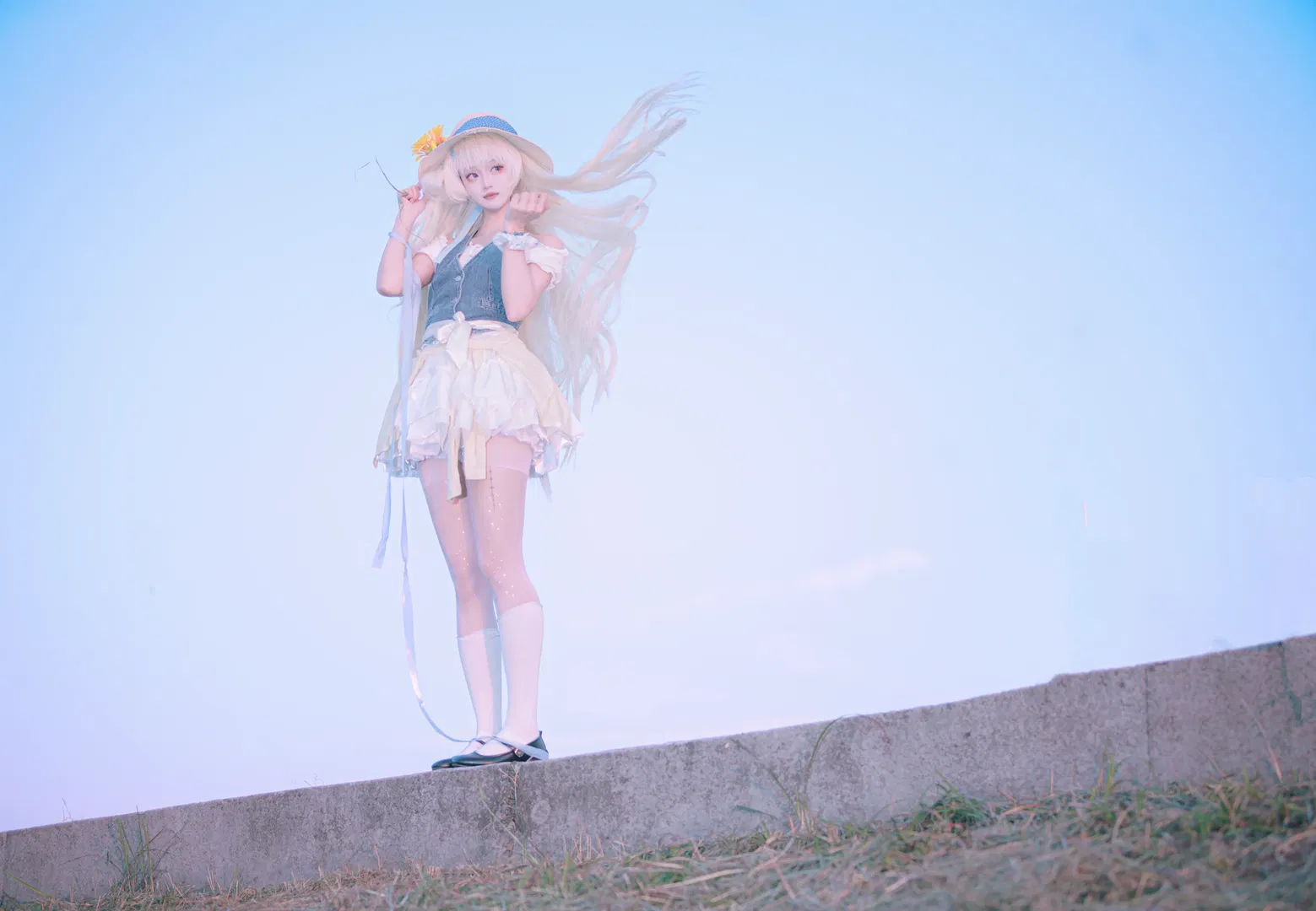 【菲比cos】鳴潮田園風少女，夕陽下的微風與花海 - 第 5 張