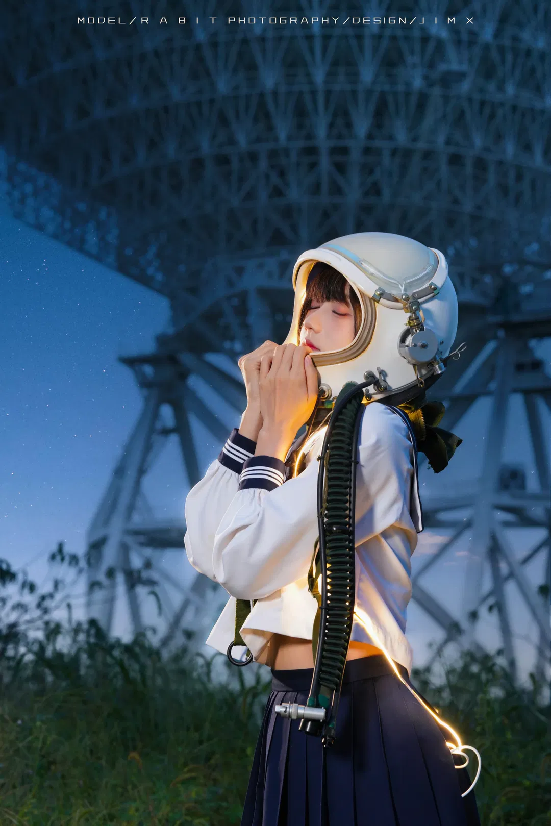 JK制服混搭宇航員頭盔，在射電望遠鏡下拍星空寫真 - 第 1 張