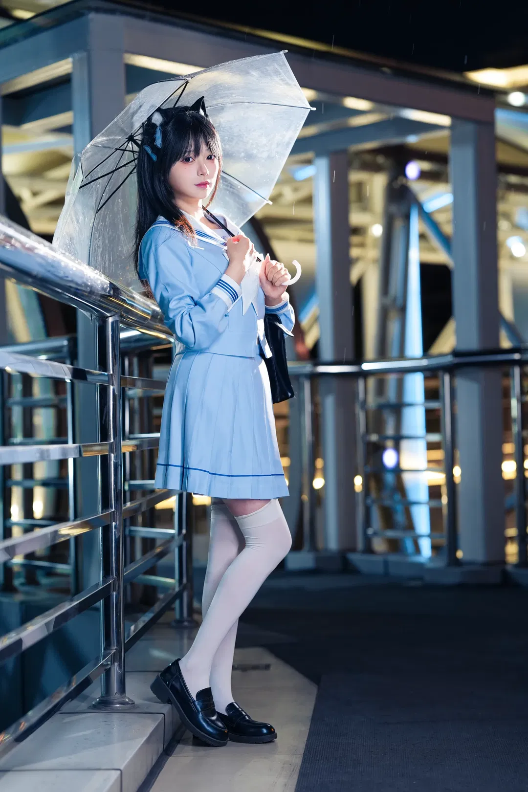 雨夜透明伞下的水手服与白丝 - 第 3 张
