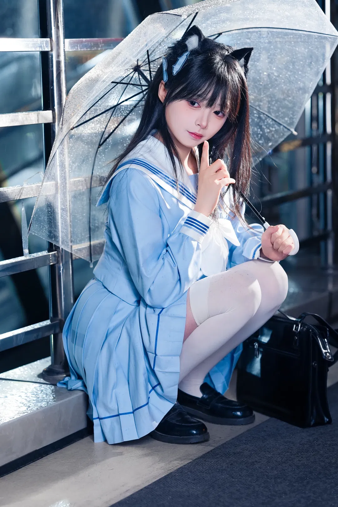 雨夜透明伞下的水手服与白丝 - 第 4 张