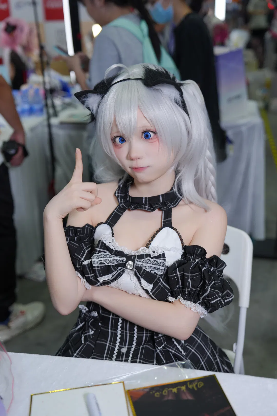 開源姬cos，漫展上的黑白格蕾絲貓耳裝扮 - 第 12 張
