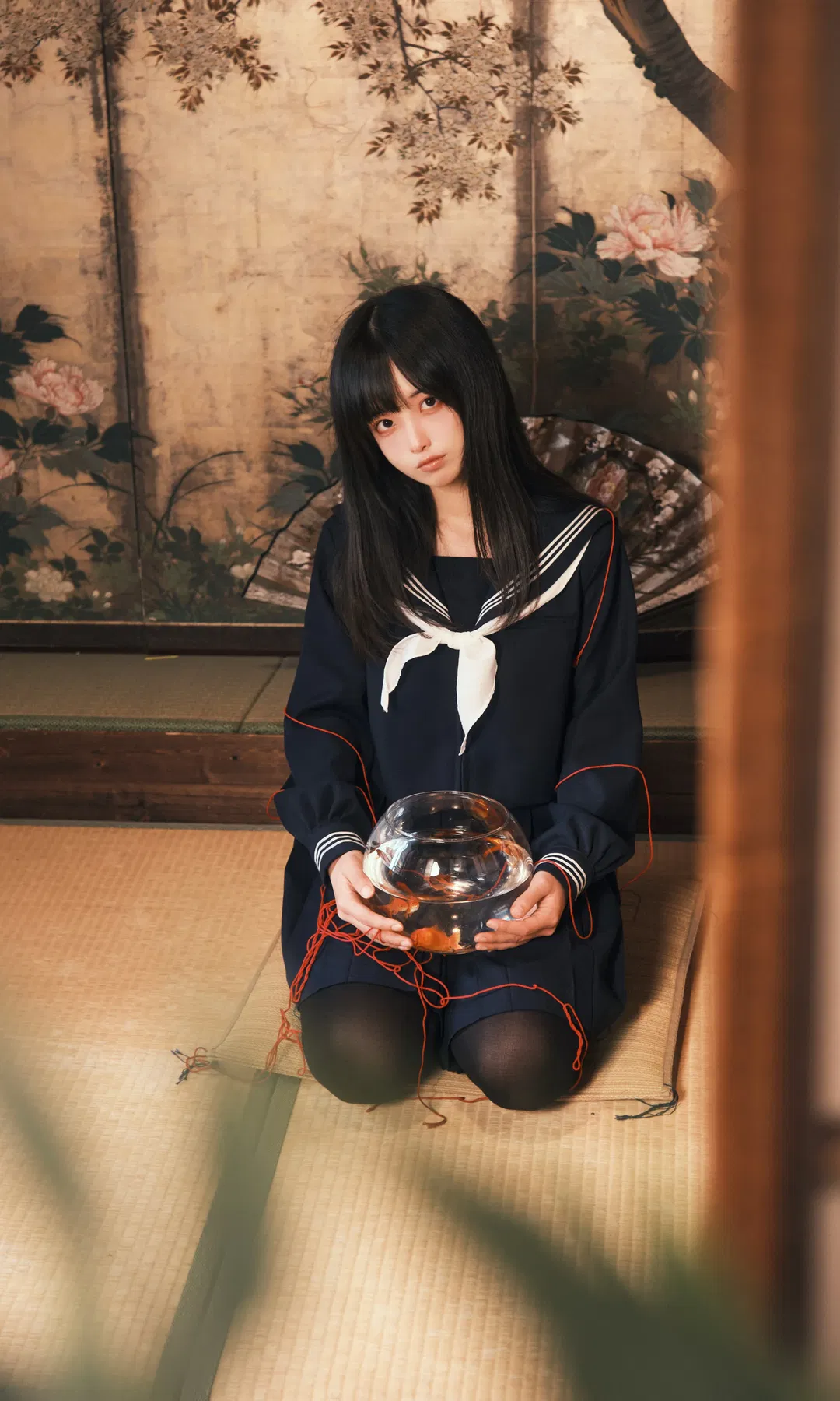 黑长直水手服与金鱼红绳，富士直出的胶片感和室写真 - 第 1 张