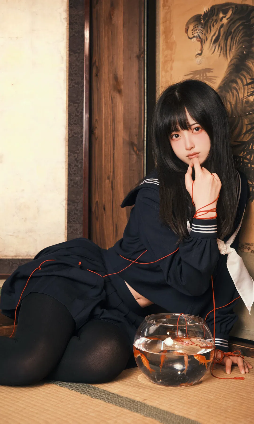 黑长直水手服与金鱼红绳，富士直出的胶片感和室写真 - 第 2 张